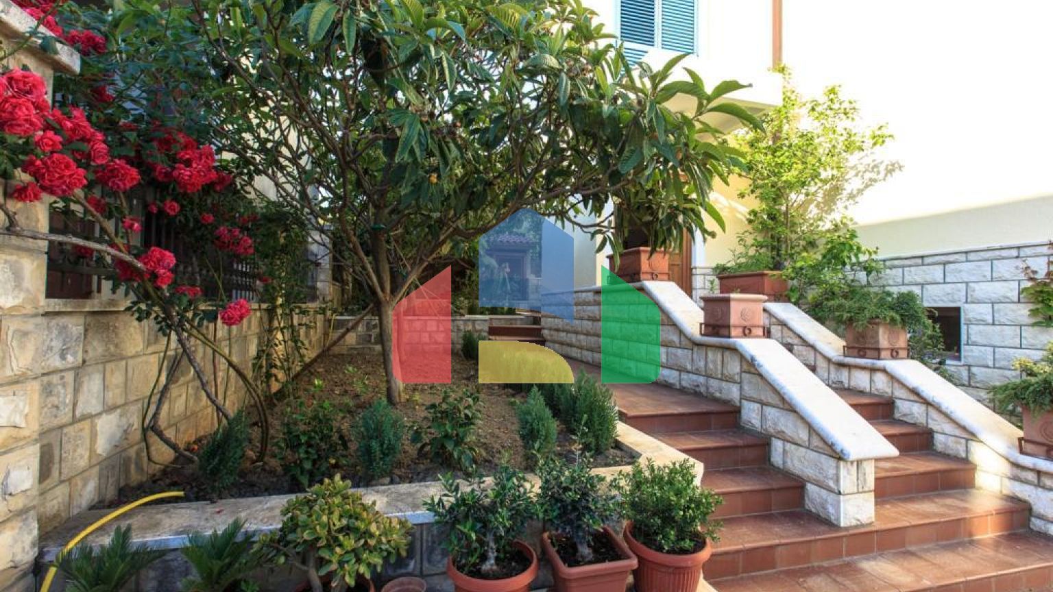 Семейный трехэтажный дом с видом на море и город в Баре, Шушань