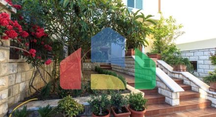 Семейный трехэтажный дом с видом на море и город в Баре, Шушань