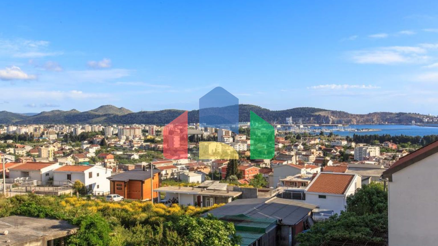 Семейный трехэтажный дом с видом на море и город в Баре, Шушань