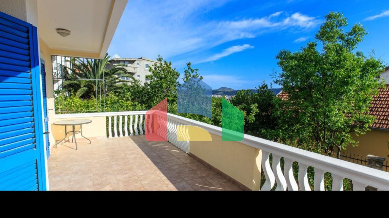 Семейный трехэтажный дом с видом на море и город в Баре, Шушань