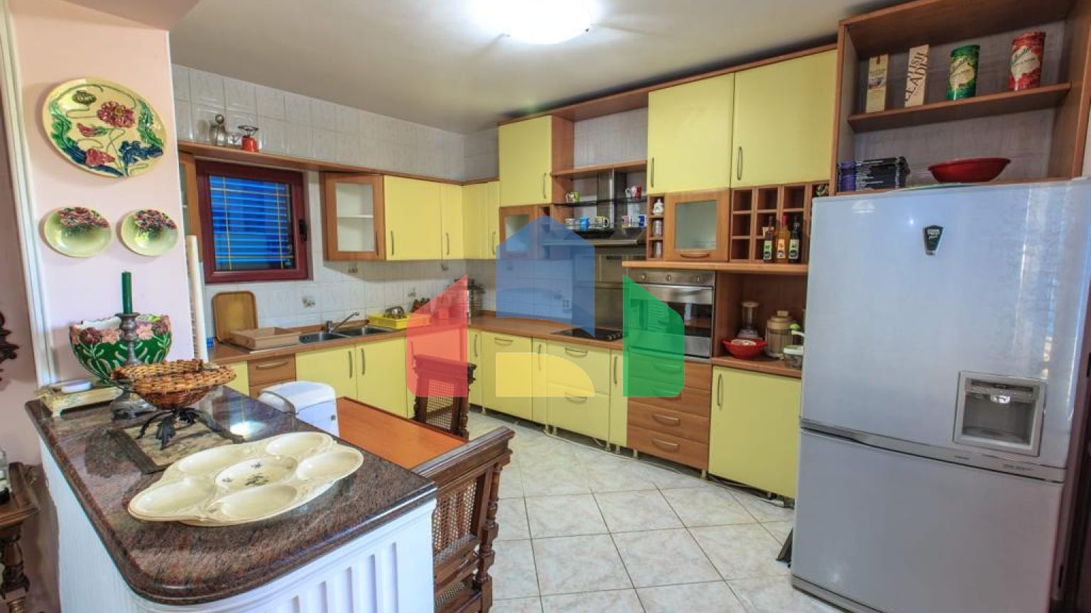 Семейный трехэтажный дом с видом на море и город в Баре, Шушань