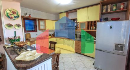 Семейный трехэтажный дом с видом на море и город в Баре, Шушань