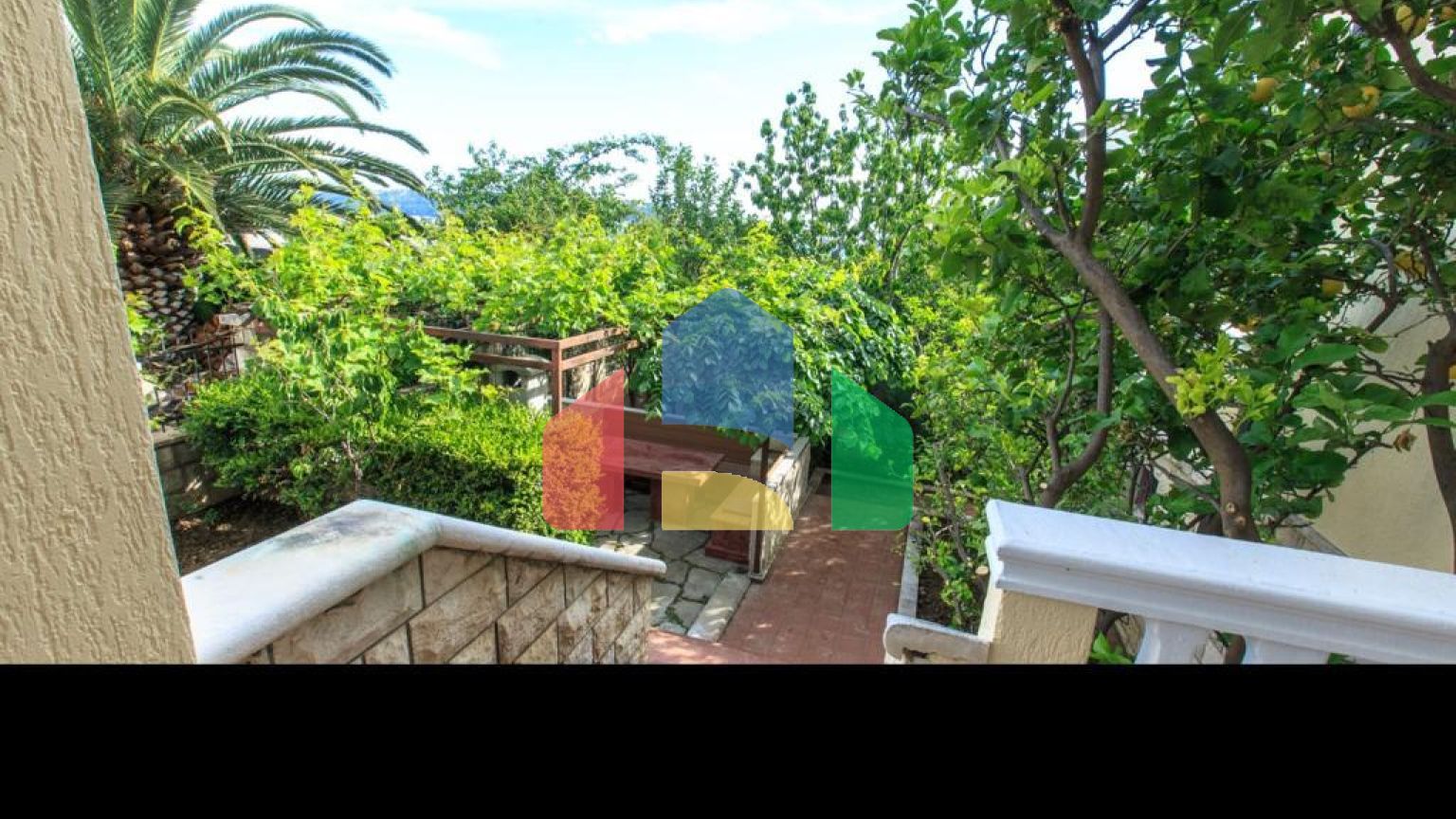 Семейный трехэтажный дом с видом на море и город в Баре, Шушань