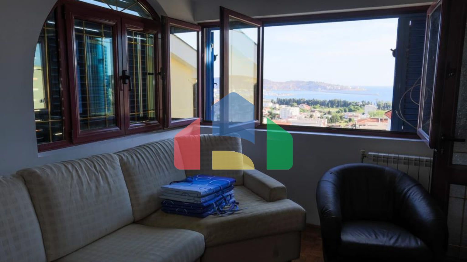 Семейный трехэтажный дом с видом на море и город в Баре, Шушань