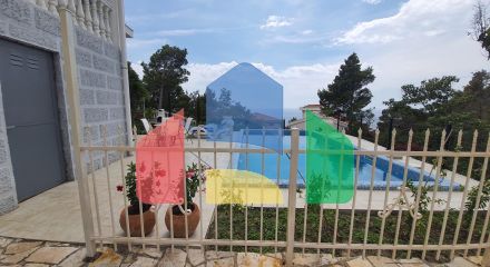 Three-storey villa with a swimming pool in the city of Bar, Green Belt area.