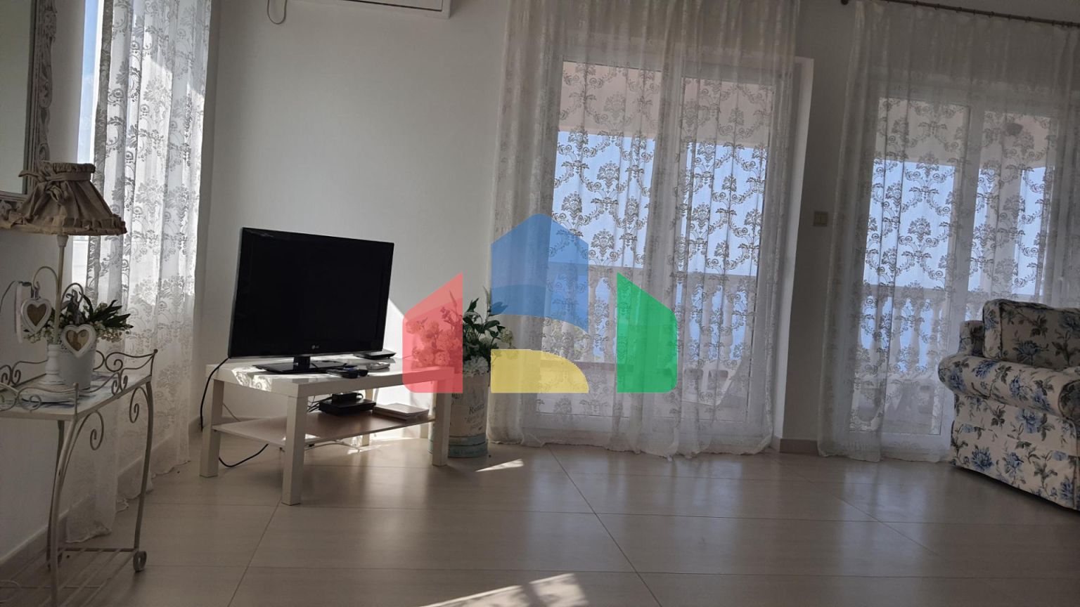 Трёхэтажная вилла с бассейном в городе Бар, район Зеленый Пояс.