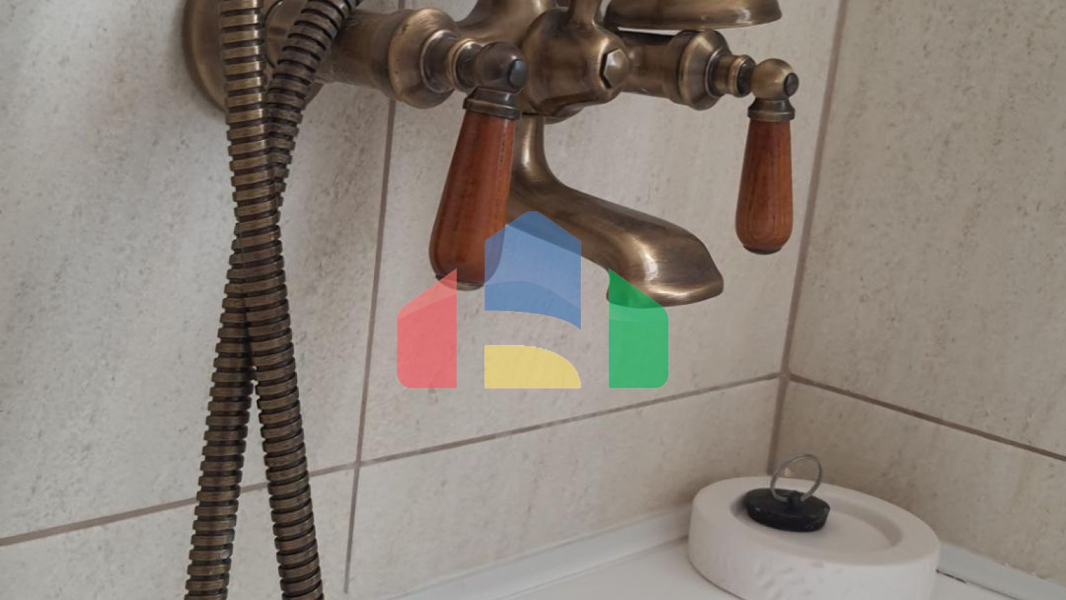 Трёхэтажная вилла с бассейном в городе Бар, район Зеленый Пояс.