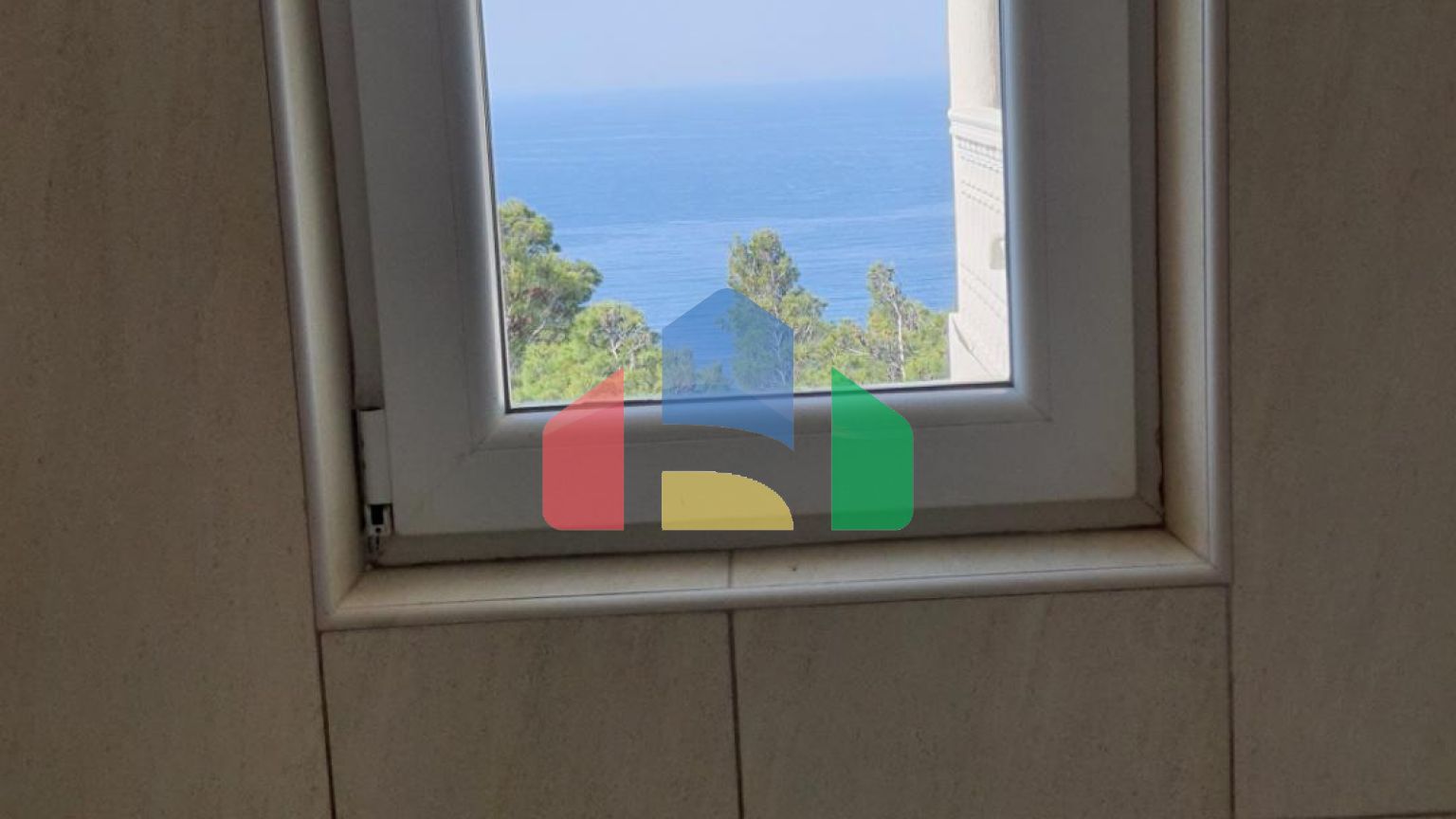 Трёхэтажная вилла с бассейном в городе Бар, район Зеленый Пояс.