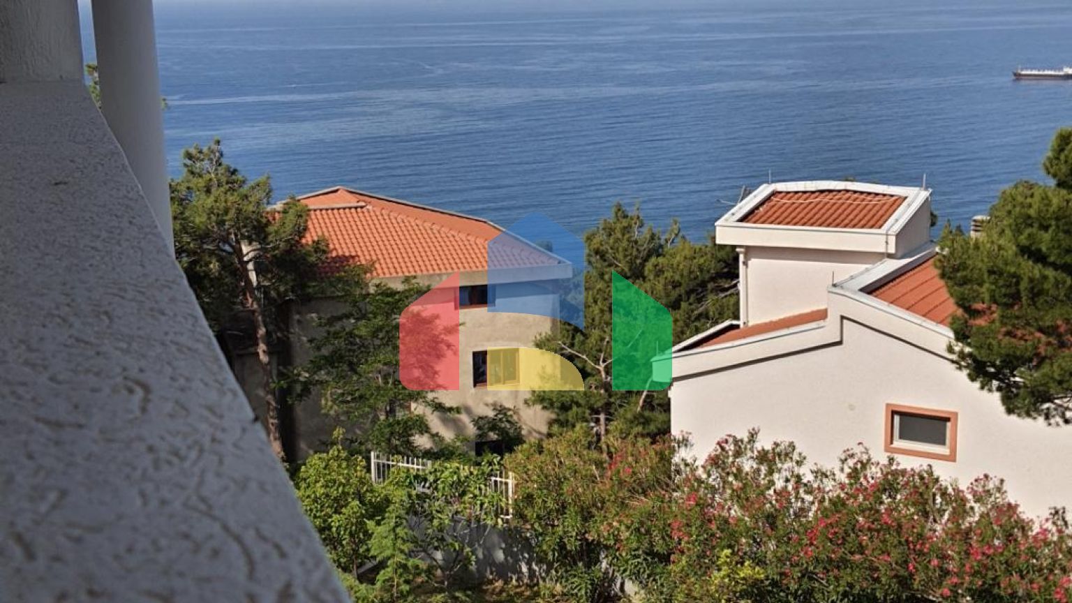 Трёхэтажная вилла с бассейном в городе Бар, район Зеленый Пояс.