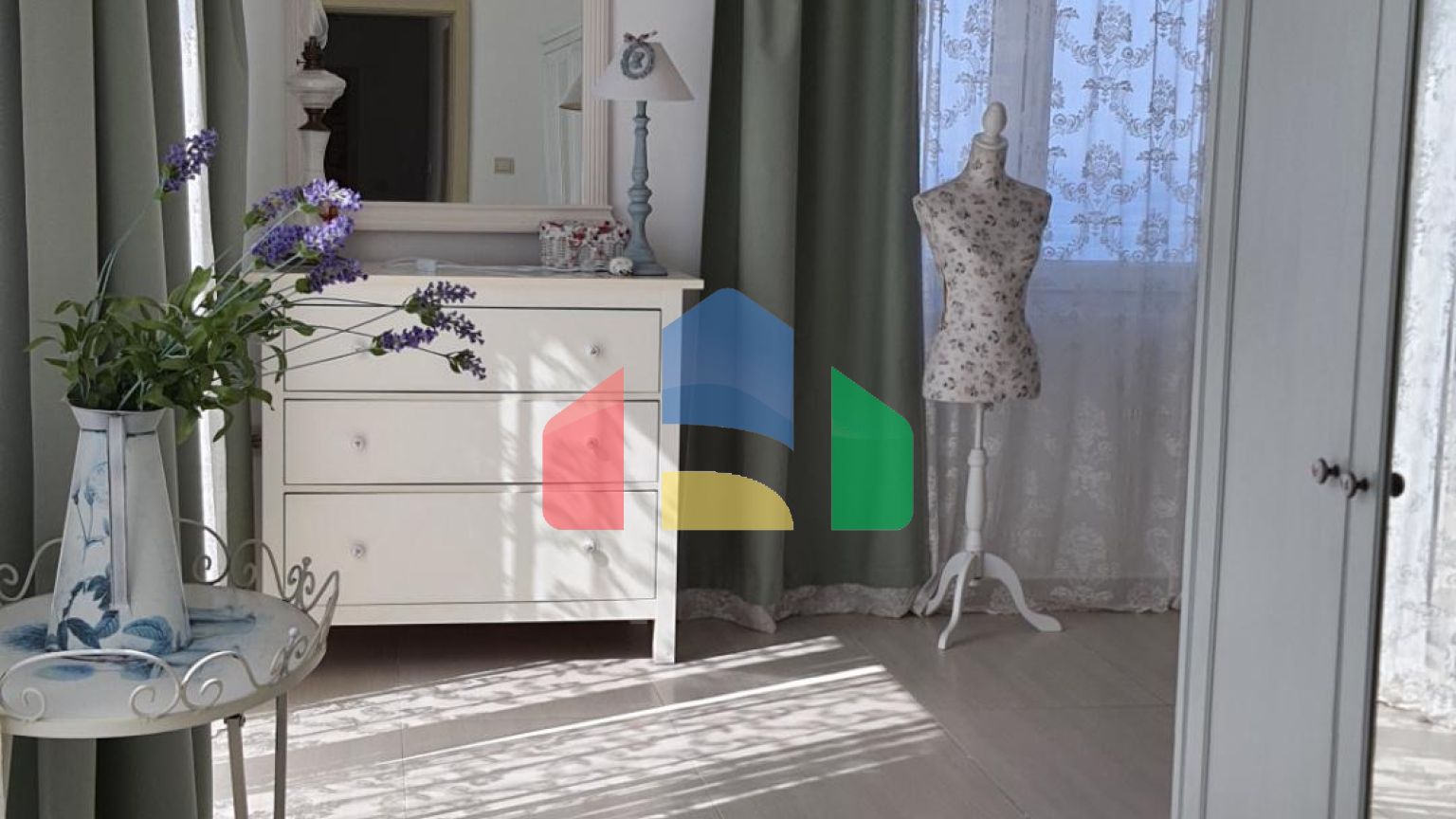 Трёхэтажная вилла с бассейном в городе Бар, район Зеленый Пояс.