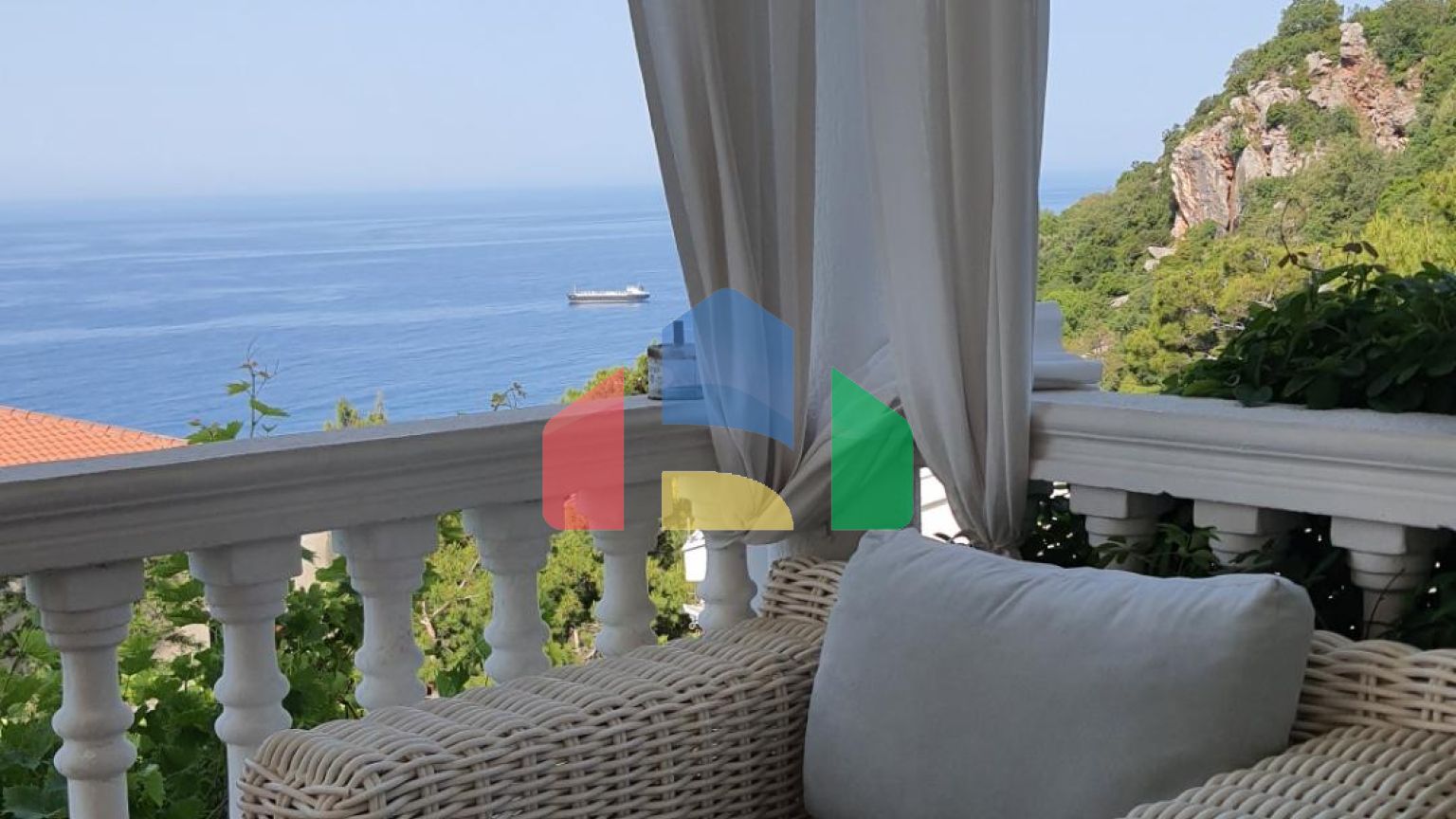 Трёхэтажная вилла с бассейном в городе Бар, район Зеленый Пояс.