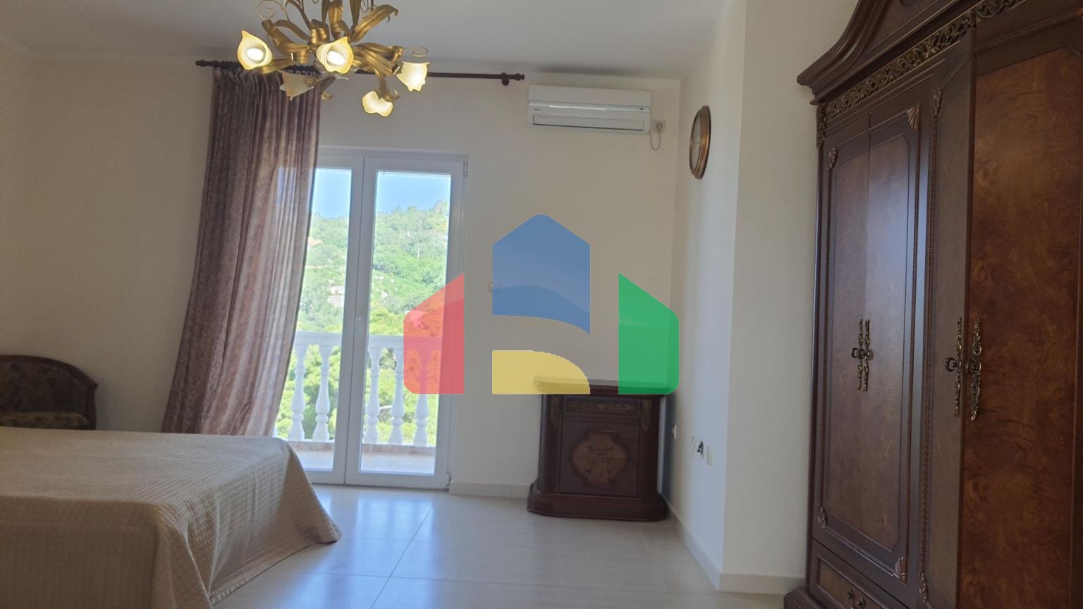 Трёхэтажная вилла с бассейном в городе Бар, район Зеленый Пояс.