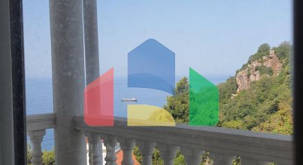 Трёхэтажная вилла с бассейном в городе Бар, район Зеленый Пояс.