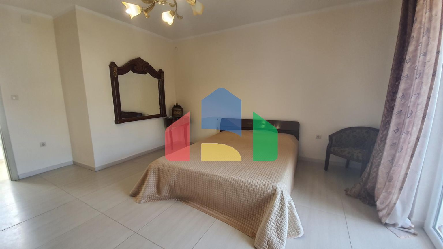 Трёхэтажная вилла с бассейном в городе Бар, район Зеленый Пояс.