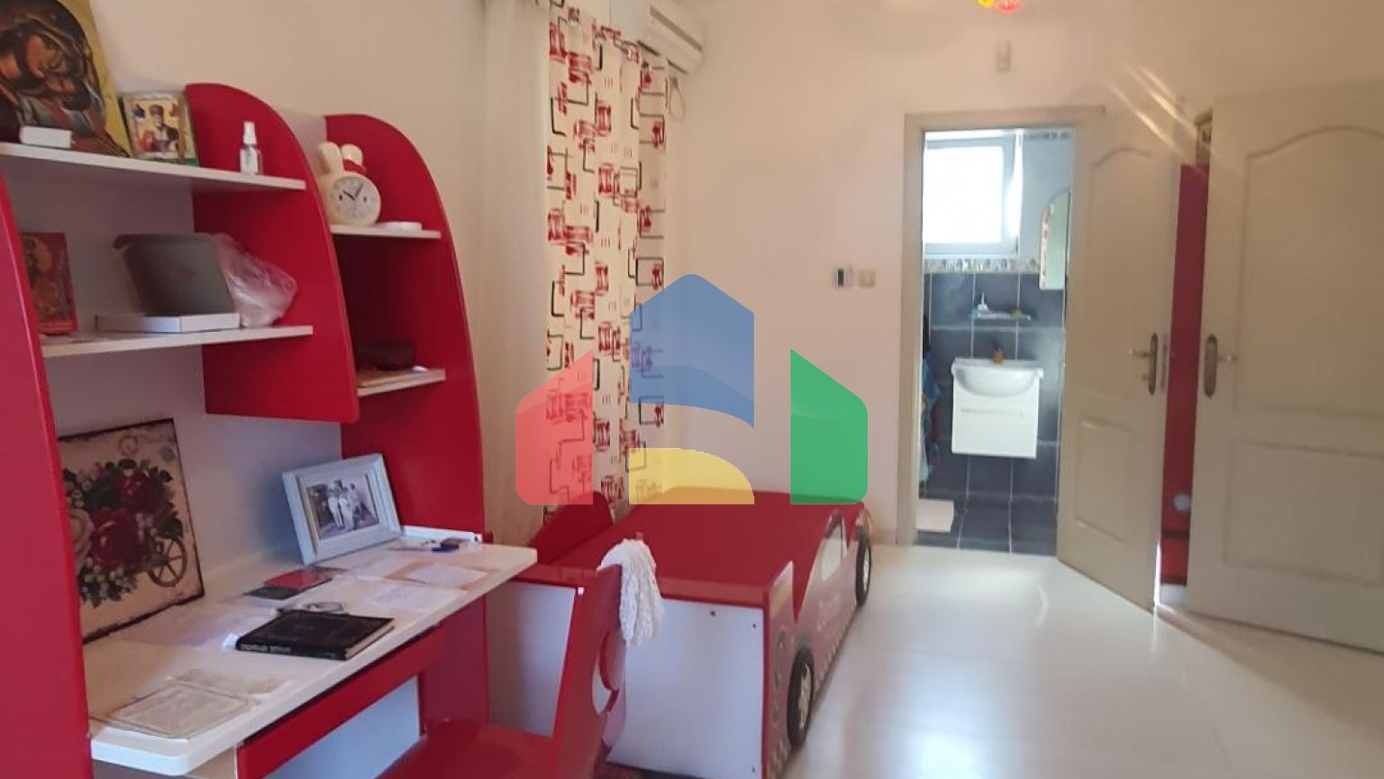 Трёхэтажная вилла с бассейном в городе Бар, район Зеленый Пояс.