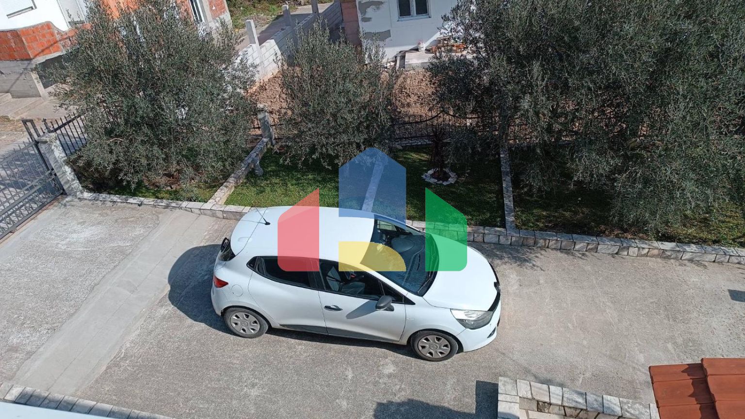 Дом в Шушани, город Бар с видом на горы и город.