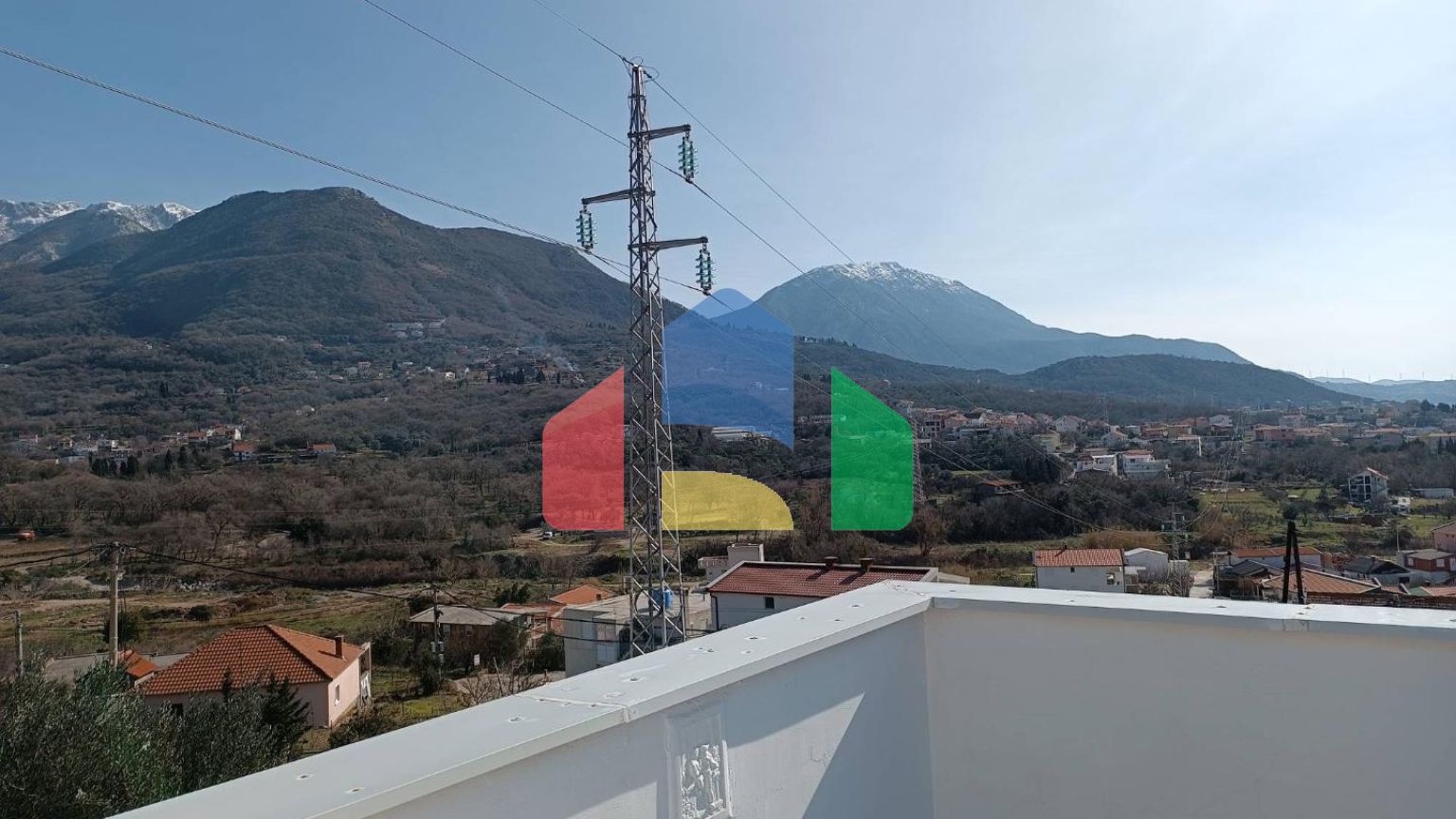 Дом в Шушани, город Бар с видом на горы и город.