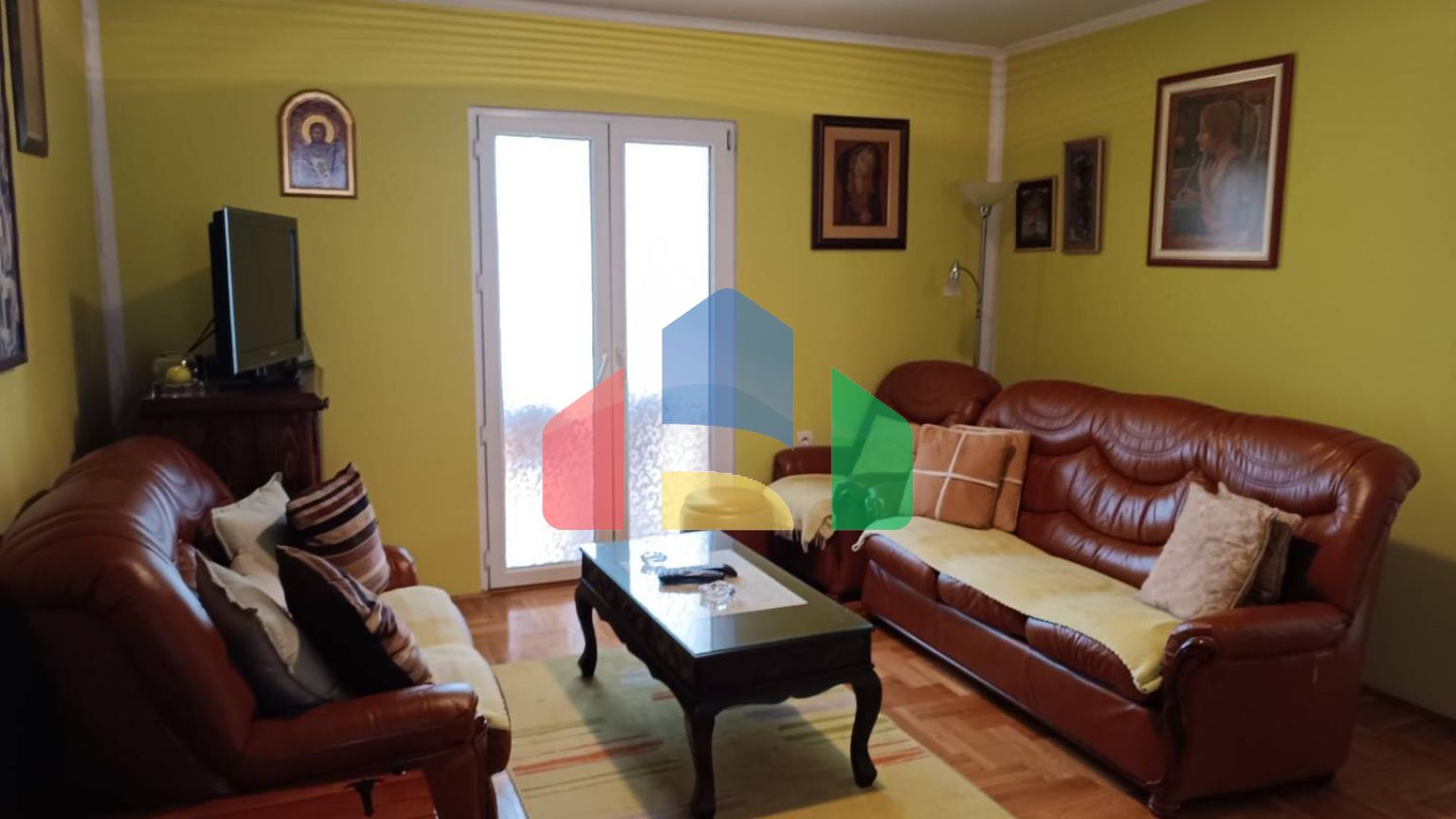 Дом в Шушани, город Бар с видом на горы и город.