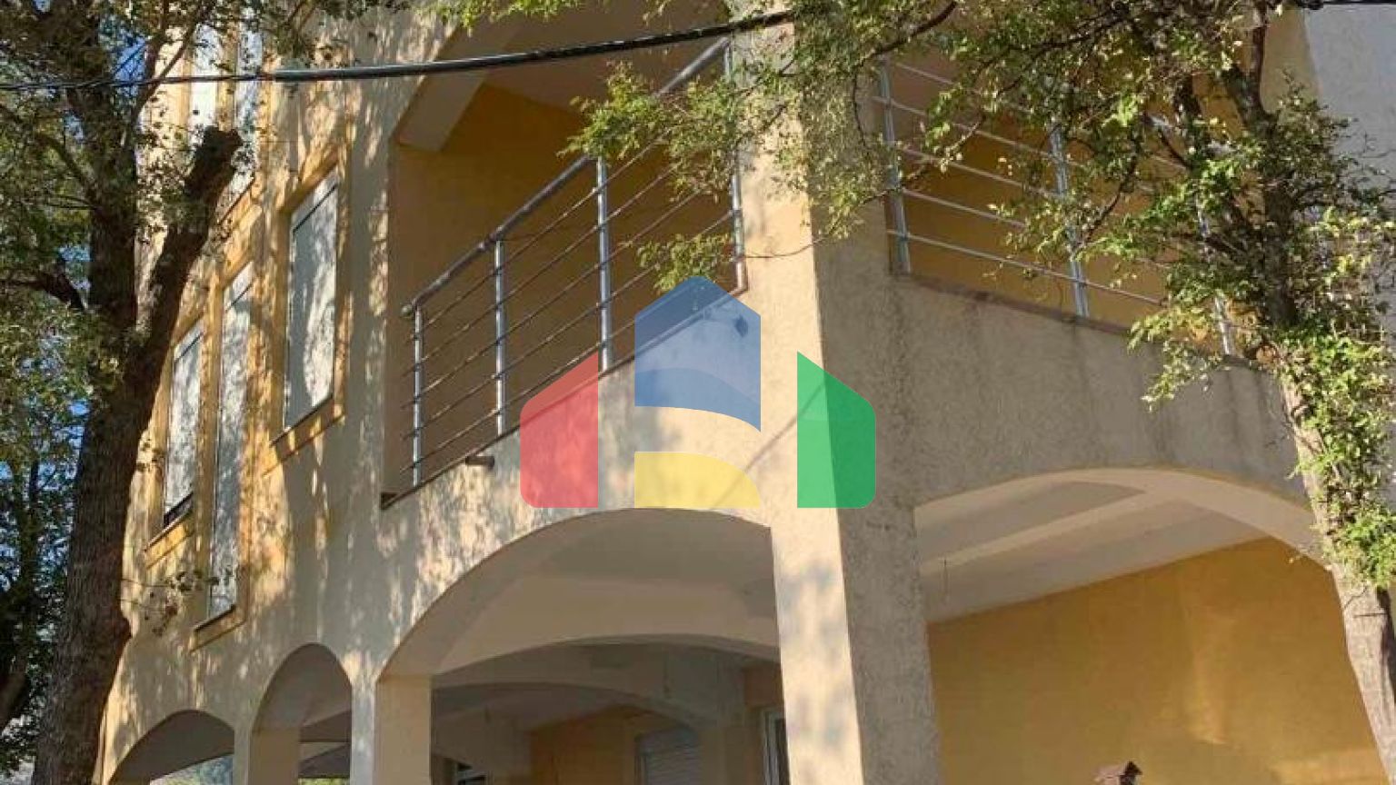 Трехэтажный дом в посёлке Ратац