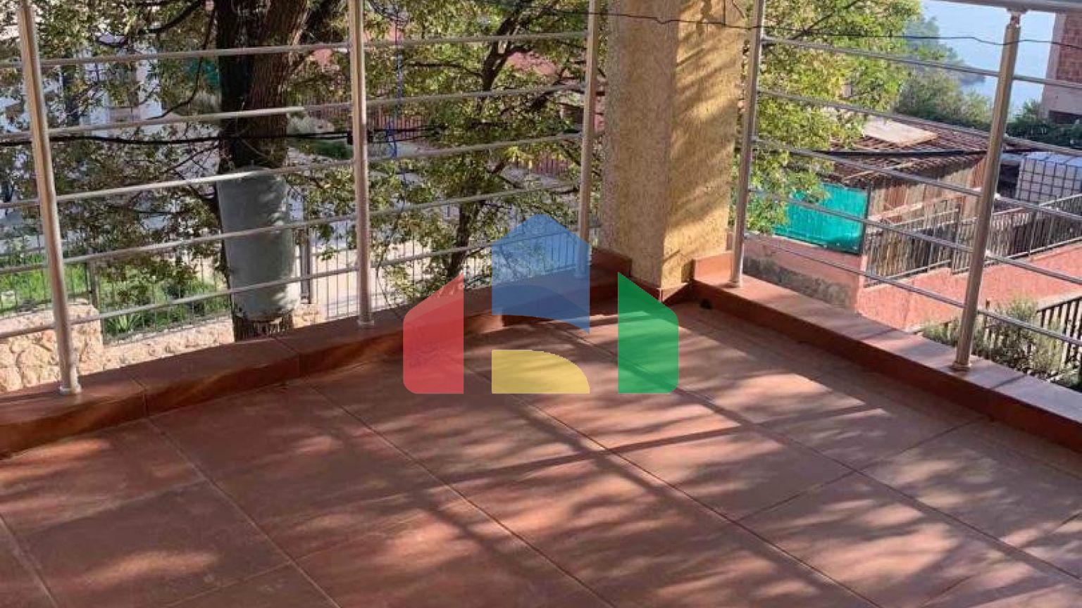 Трехэтажный дом в посёлке Ратац