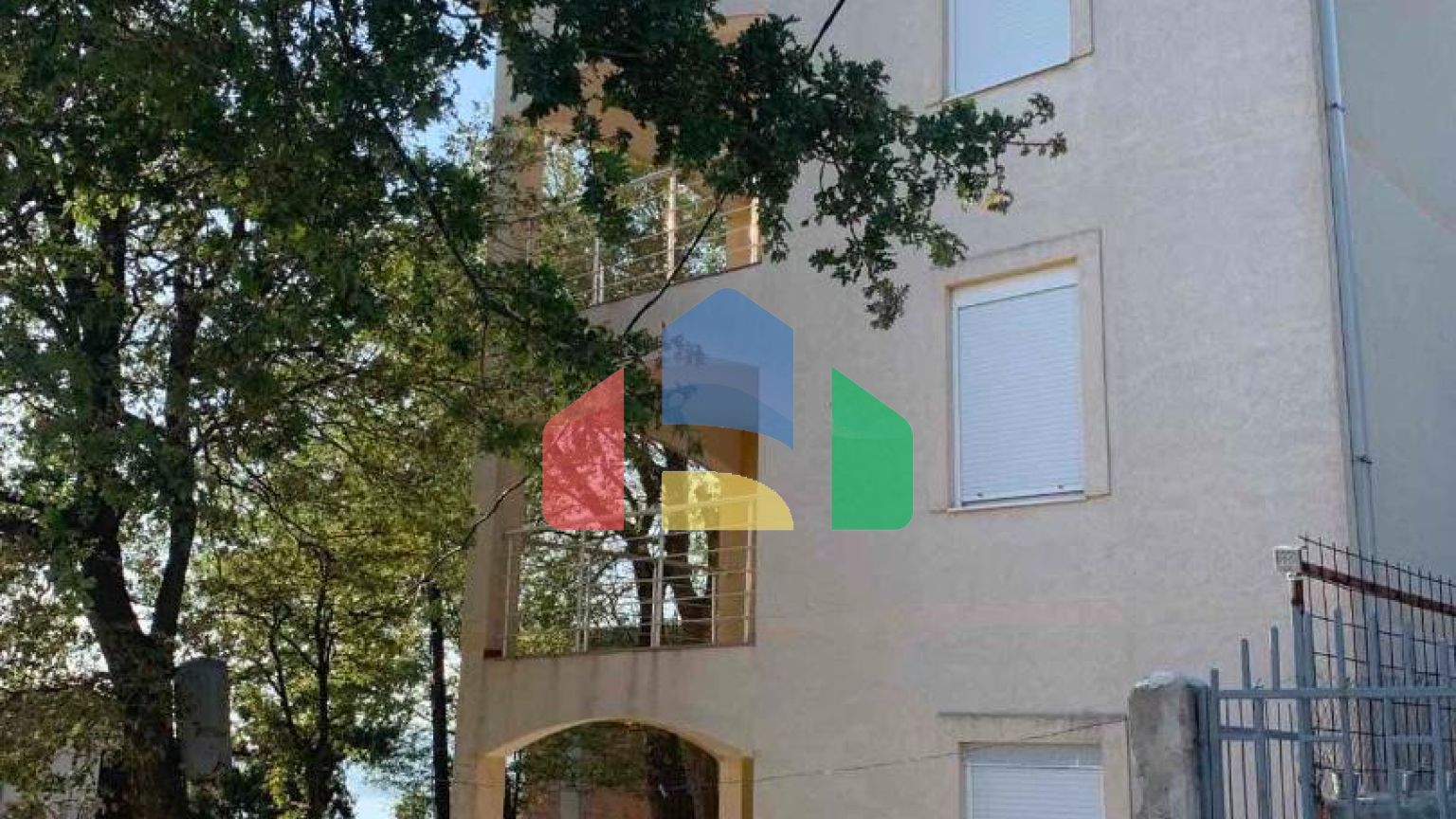 Трехэтажный дом в посёлке Ратац