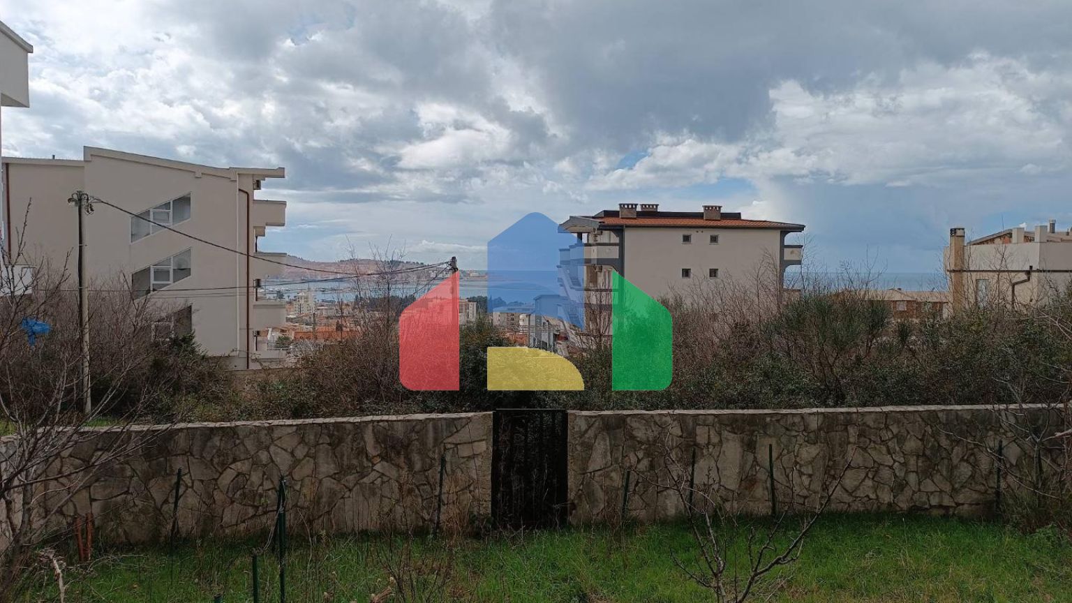 Дом с 4 апартаментами с видом на море в Шушане, город Бар.