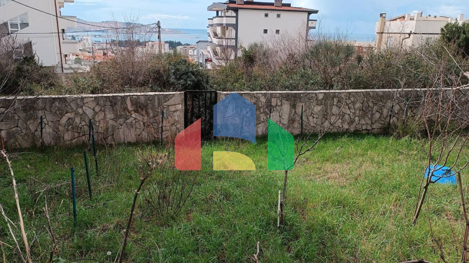 Дом с 4 апартаментами с видом на море в Шушане, город Бар.