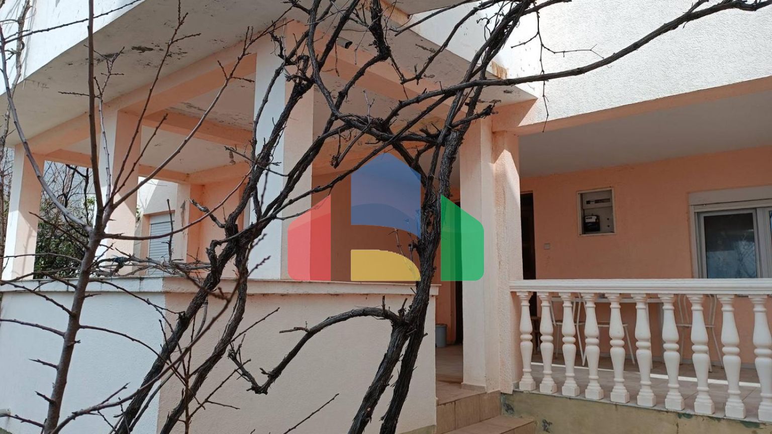 Дом с 4 апартаментами с видом на море в Шушане, город Бар.