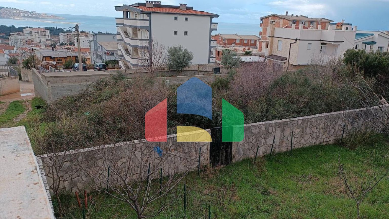 Дом с 4 апартаментами с видом на море в Шушане, город Бар.