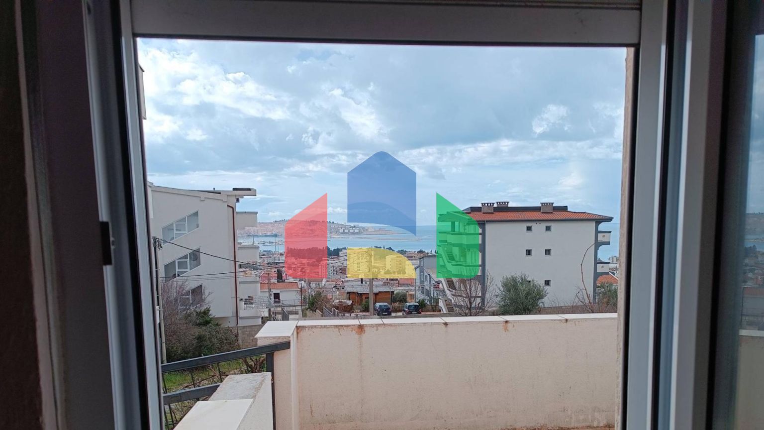 Дом с 4 апартаментами с видом на море в Шушане, город Бар.