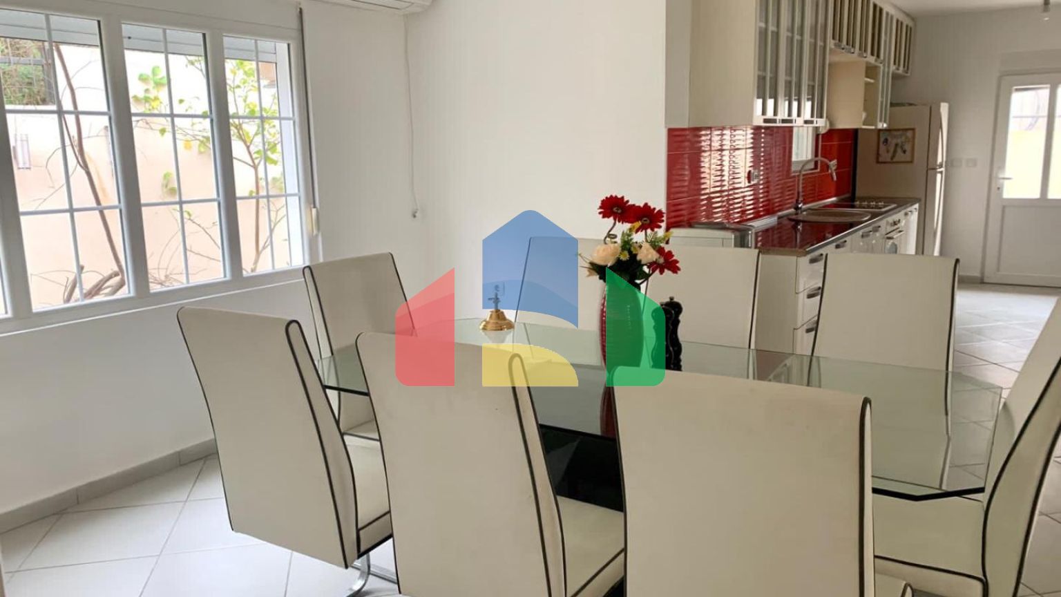 Вилла с бассейном и гостевым домом в Баре