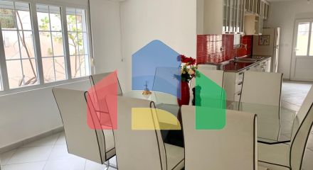 Вилла с бассейном и гостевым домом в Баре