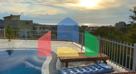 Вилла с бассейном и гостевым домом в Баре