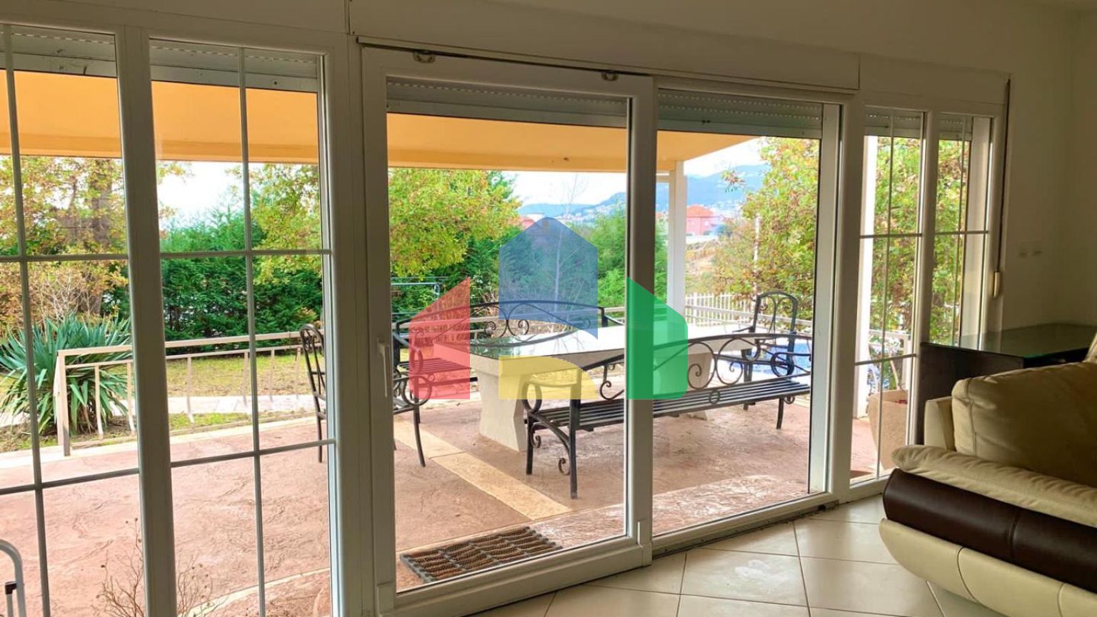 Вилла с бассейном и гостевым домом в Баре