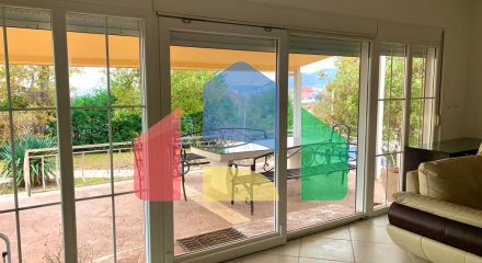 Вилла с бассейном и гостевым домом в Баре