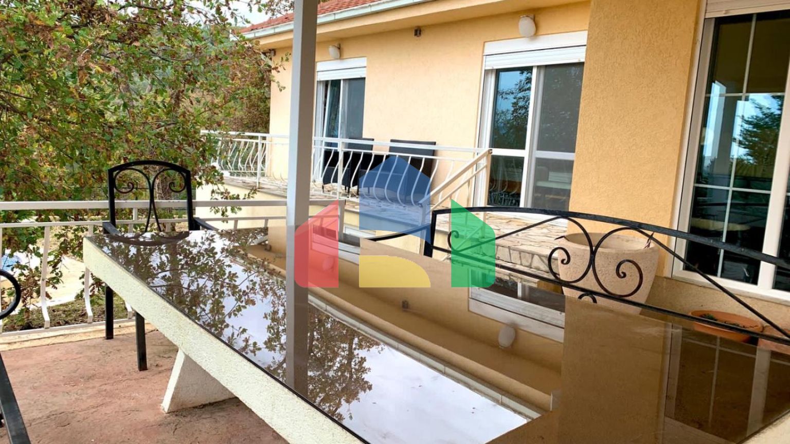 Вилла с бассейном и гостевым домом в Баре