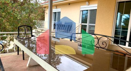 Вилла с бассейном и гостевым домом в Баре