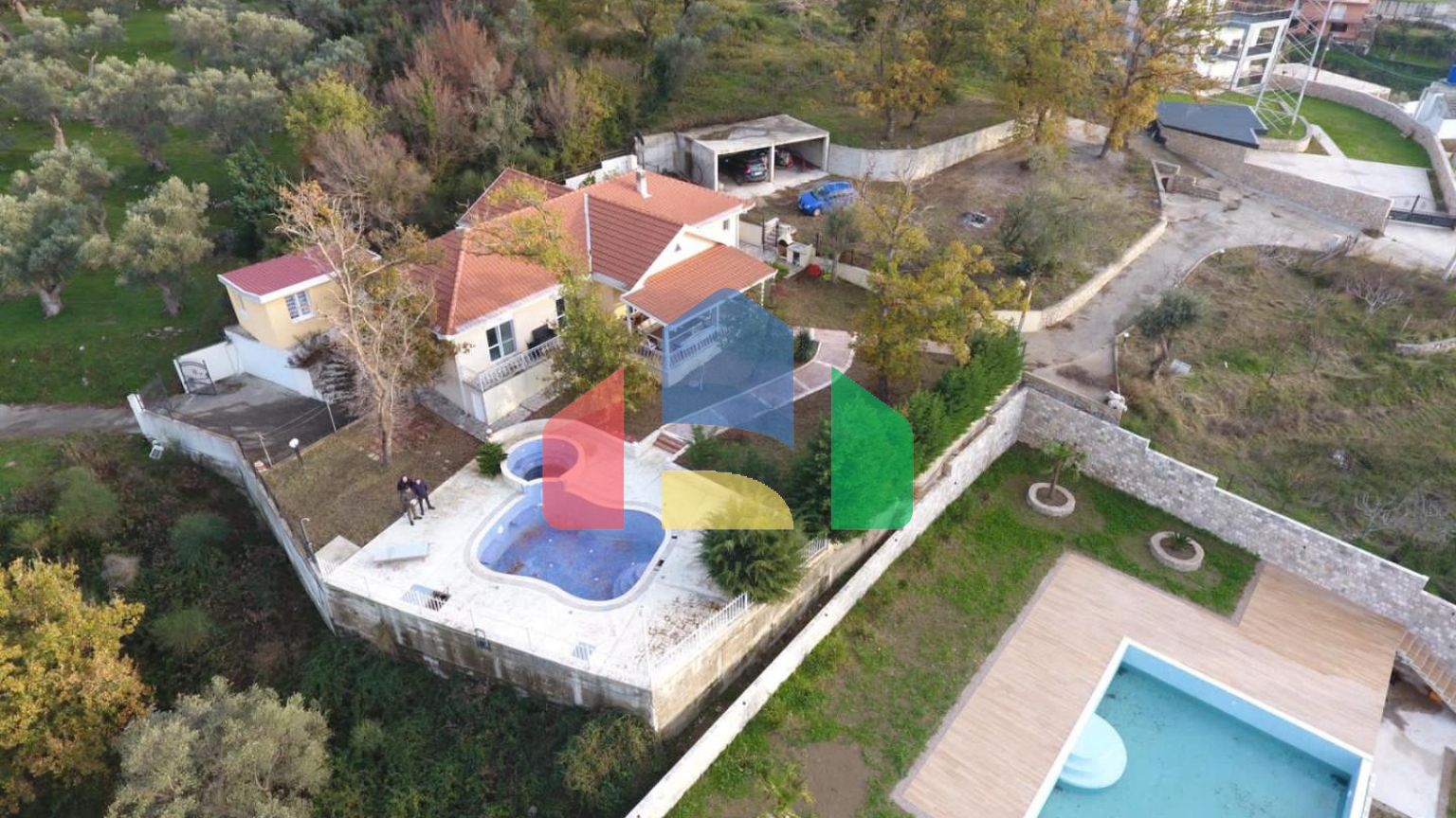 Вилла с бассейном и гостевым домом в Баре