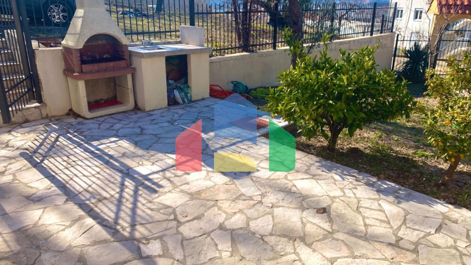 Вилла с бассейном и гостевым домом в Баре