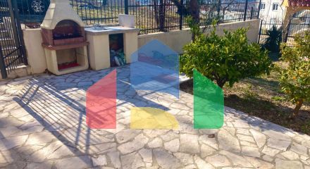 Вилла с бассейном и гостевым домом в Баре