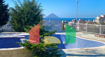 Вилла с бассейном и гостевым домом в Баре