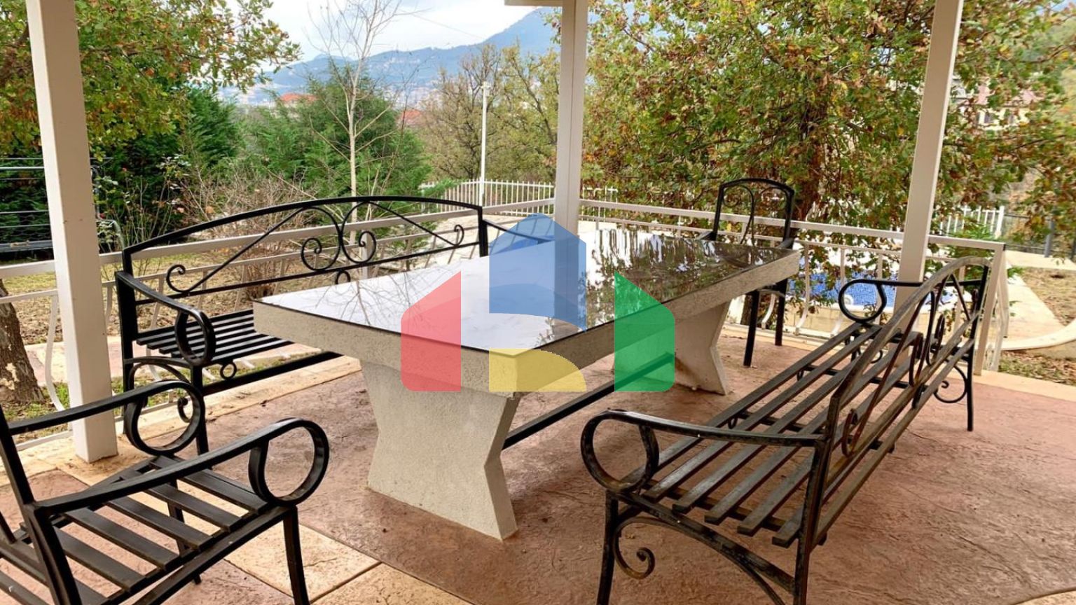 Вилла с бассейном и гостевым домом в Баре