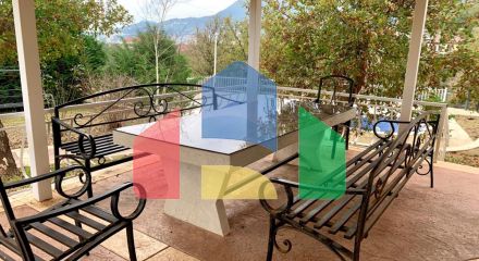 Вилла с бассейном и гостевым домом в Баре