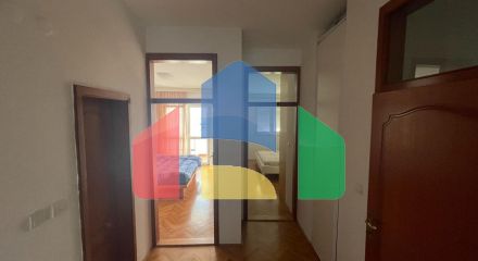 Apartment with 2 bedrooms in the building where Office Shoes.