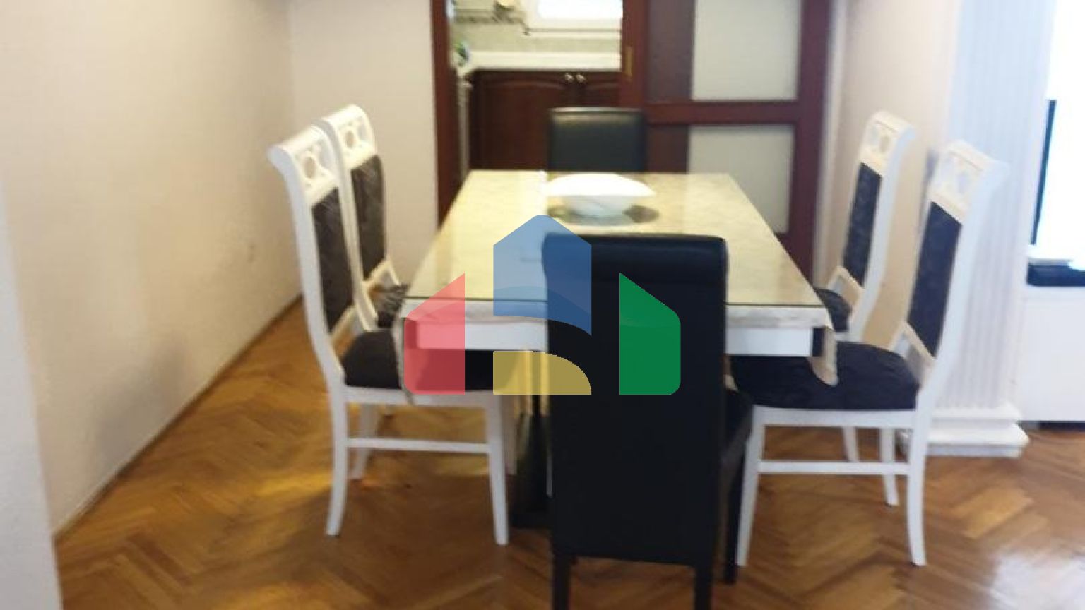 Квартира с 2 спальнями в доме, где Office Shoes.