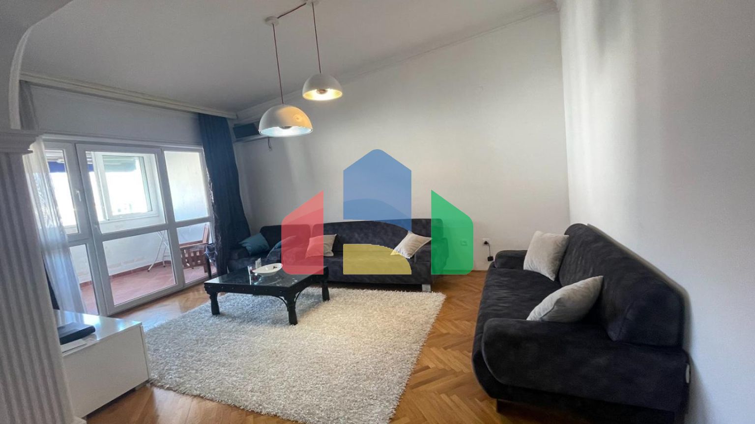 Квартира с 2 спальнями в доме, где Office Shoes.