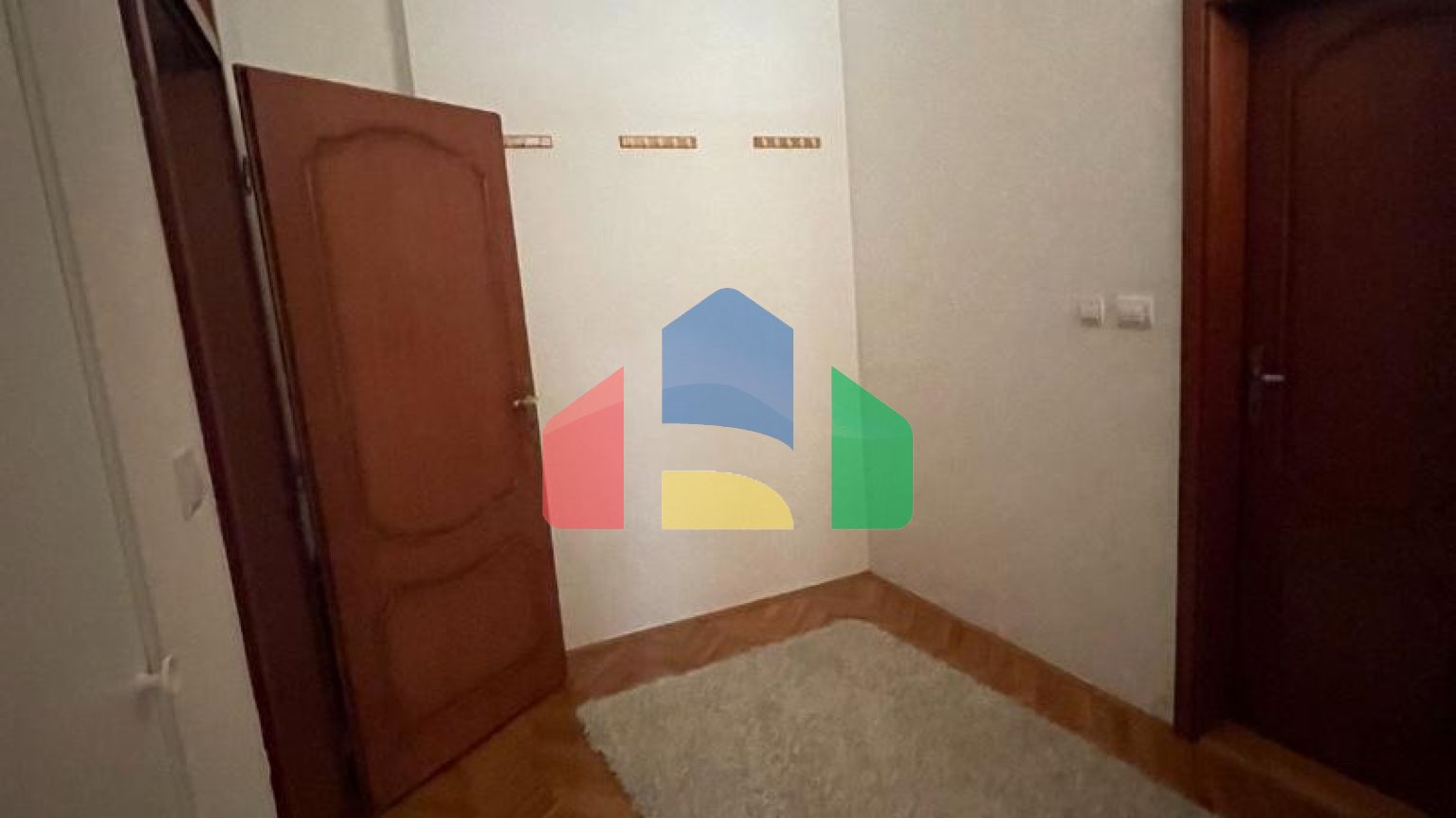 Квартира с 2 спальнями в доме, где Office Shoes.