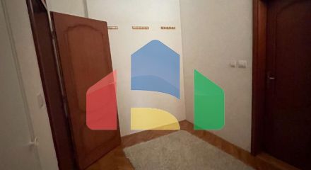 Квартира с 2 спальнями в доме, где Office Shoes.