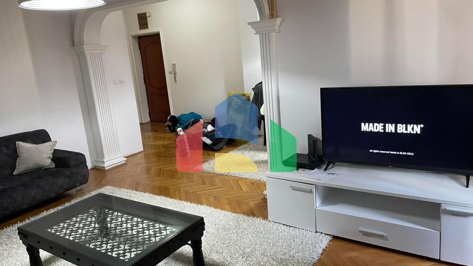 Квартира с 2 спальнями в доме, где Office Shoes.