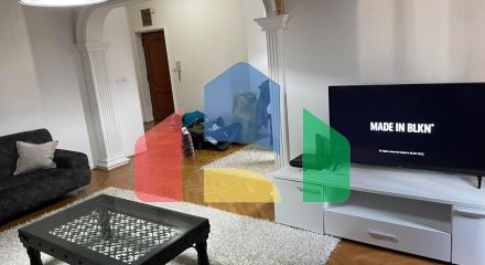 Квартира с 2 спальнями в доме, где Office Shoes.